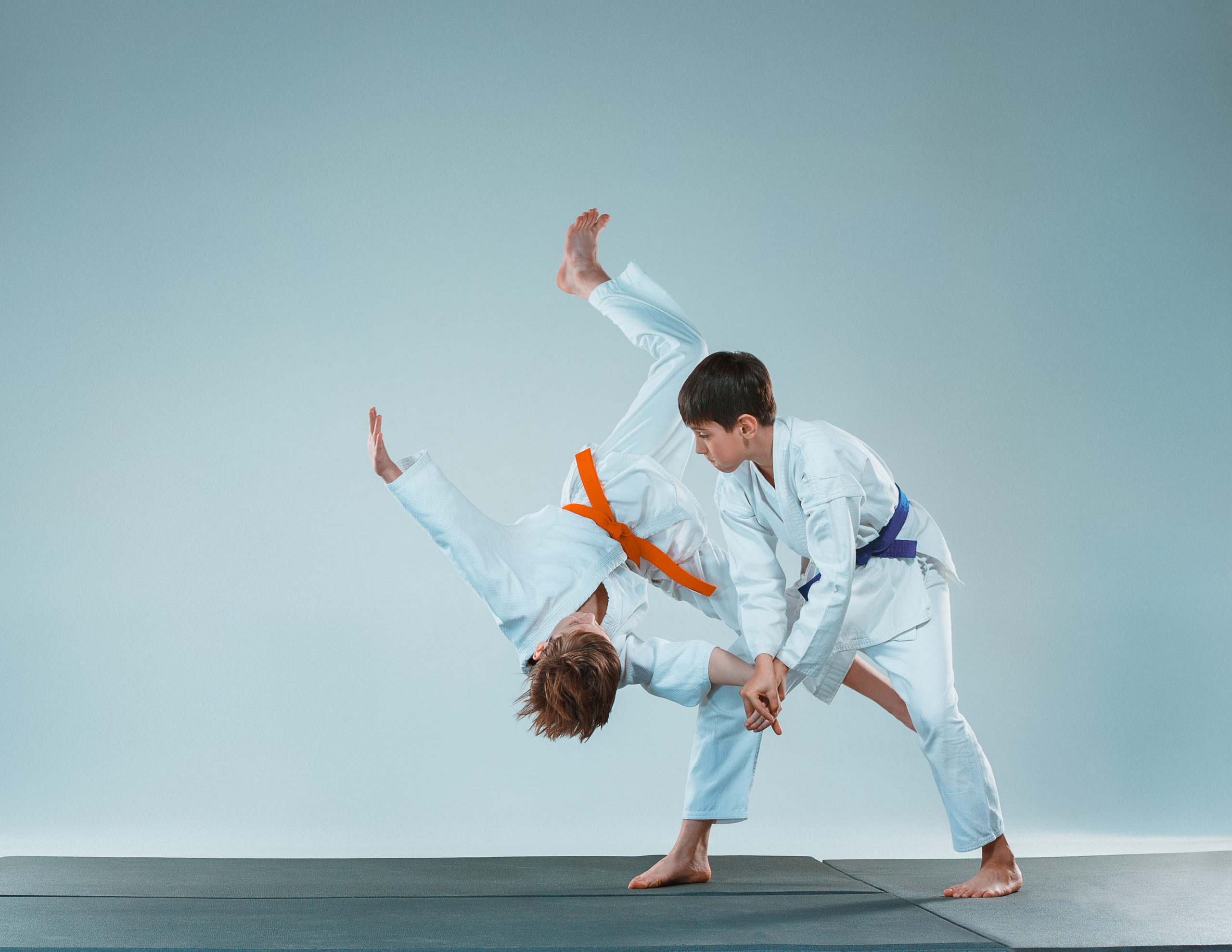 2 judokas garçon s'entrainent sur un tatami