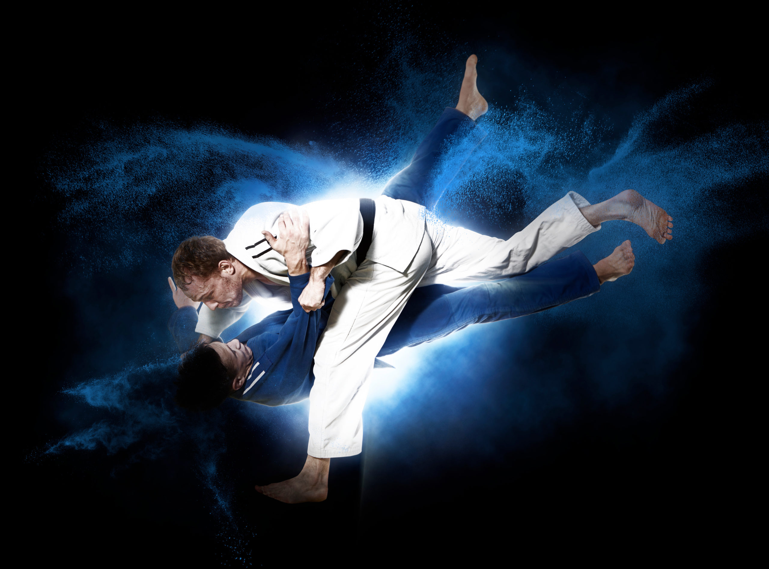 Combat de judoka dans un dojo